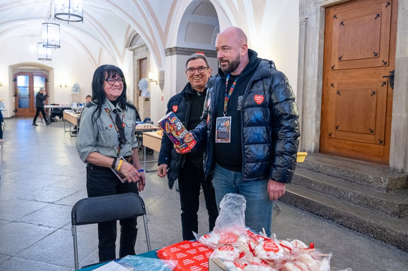 Prezydent Wrocławia Jacek Sutryk zbiera pieniądze do puszki WOŚP